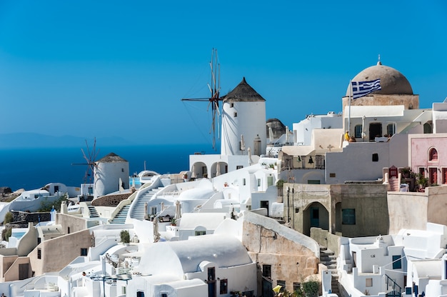 Photo windmills in oia, santorini