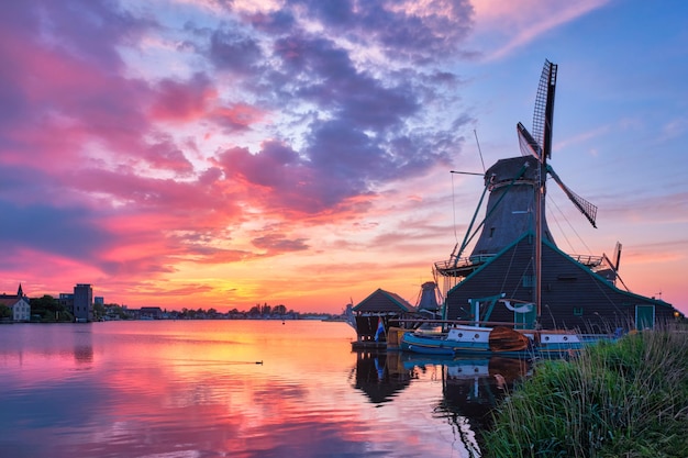 Photo windmills at zaanse schans in holland on sunset zaandam nether
