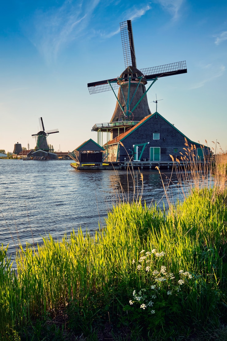 Photo windmills at zaanse schans in holland on sunset. zaandam, nether