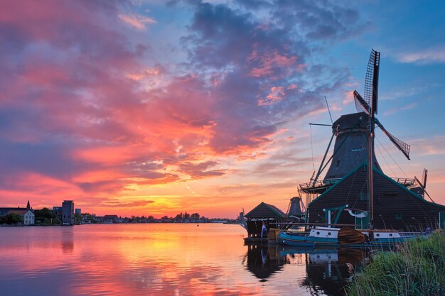 Photo windmills at zaanse schans in holland on sunset zaandam nether