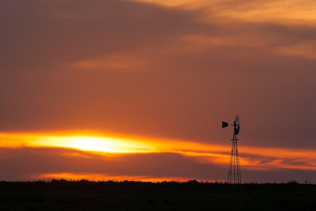 Windmolen bij zonsondergang Pampas Landschap La Pampa Argentinië
