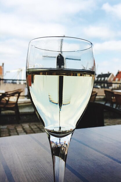 Windmolen gezien door wijnglas op tafel