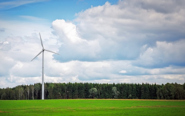 Windmolen in de buurt van het groene veld. omgevingswind