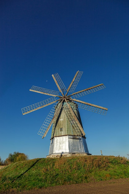 Windmolen nederlands type tegen blauwe lucht close-up