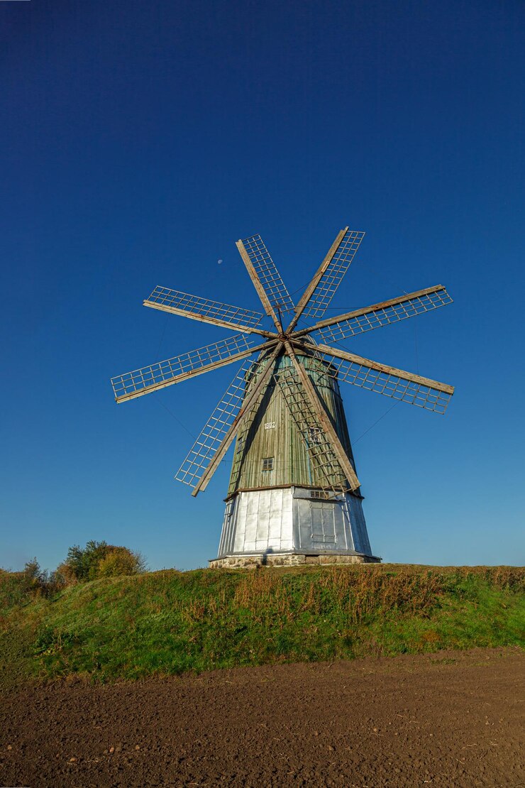 Foto windmolen nederlands type tegen blauwe lucht close-up