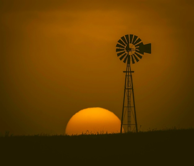 Windmolen op het platteland bij zonsondergang Pampas PatagoniaArgentina