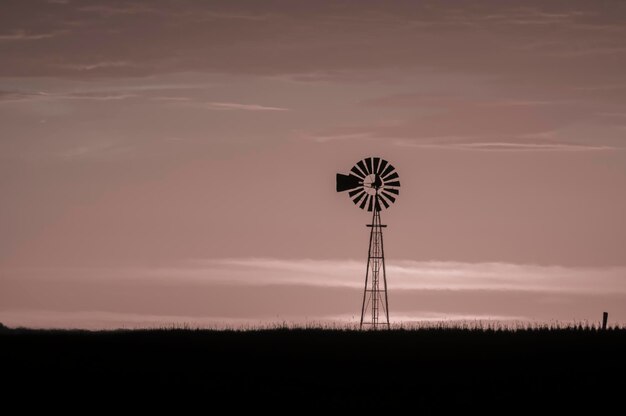 Windmolen op het platteland bij zonsondergang Pampas PatagoniaArgentina