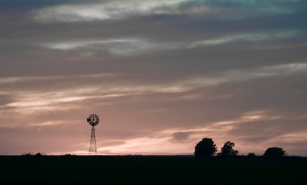 Windmolen op het platteland bij zonsondergang Pampas PatagoniaArgentina