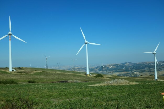 Foto windmolen op het veld tegen de blauwe hemel