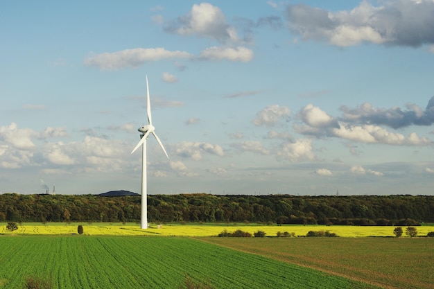 Windmolen op het veld tegen de lucht