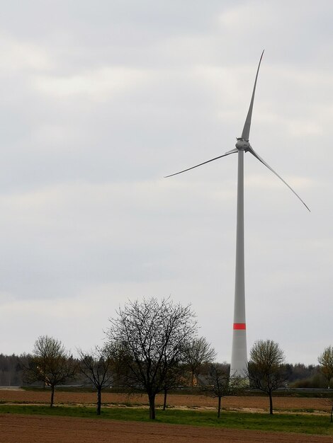 Foto windmolen op het veld tegen de lucht