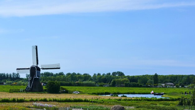 Foto windmolen op het veld tegen de lucht