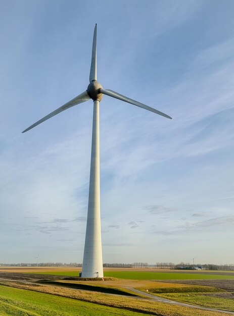 Windmolen op het veld tegen de lucht