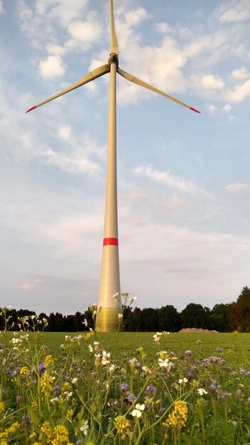 Foto windmolen op het veld tegen de lucht