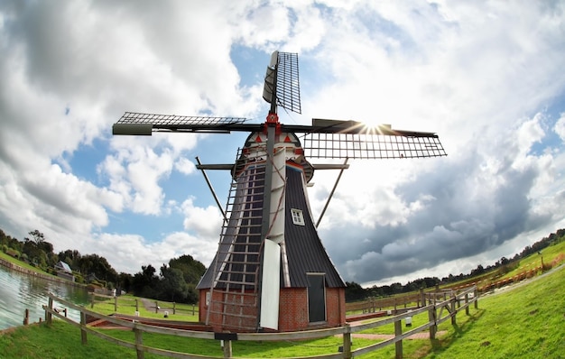 Foto windmolen over de lucht via fisheye