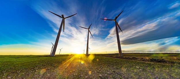 Windmolenlandbouwbedrijf in het veld.windturbines voor opwekking van elektriciteit.Groen energieconcept.