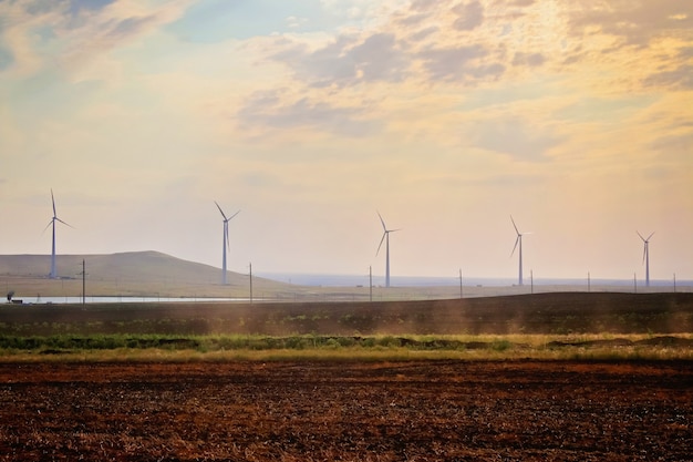 Windmolenpark, enorme turbines voor windmolens. Alternatieve energie.