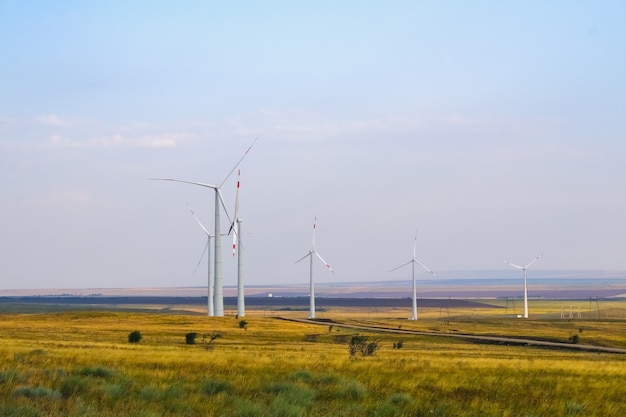 Windmolenpark, enorme turbines voor windmolens. Alternatieve energie.