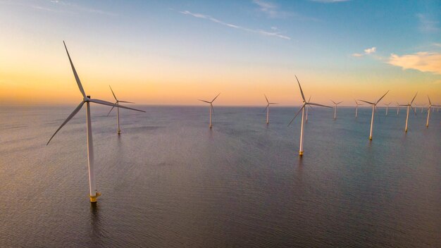 Windmolenpark in de oceaan luchtbeeld met windturbine Flevoland Nederland Ijsselmeer