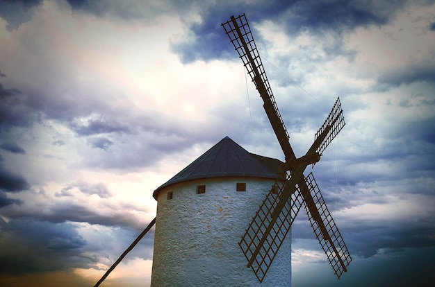 Windmolens bij zonsondergang in castilla landschapsfoto