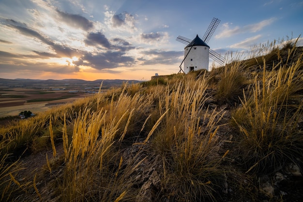 Windmolens bij zonsondergang in Consuegra Castilië La Mancha Spanje