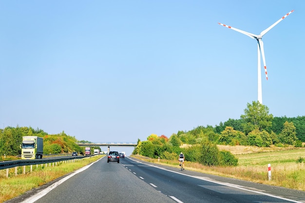 Windmolens en snelweg weg in Zuid-Moravië, Tsjechië.