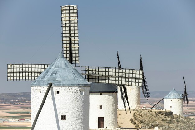 Windmolens of reuzen op de toeristische route van Don Quichot tussen de boerderijen van Castilla la Mancha