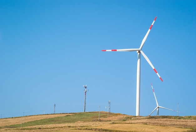 Windmolens op blauwe hemel