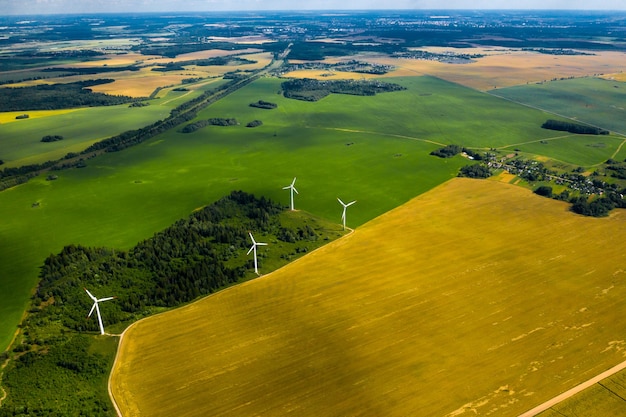 Windmolens op de achtergrond van bossen en velden