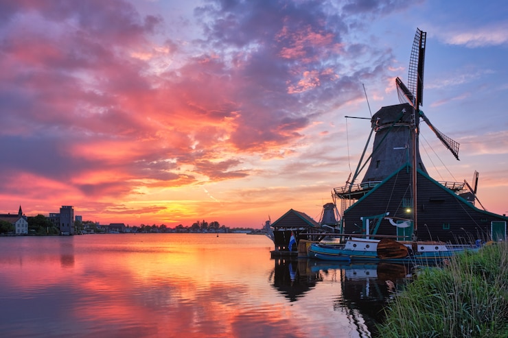 Foto windmolens op de zaanse schans in holland op zonsondergang. zaandam, nether