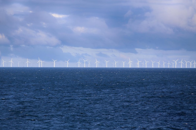 Windmolens op een rij in de Oostzee