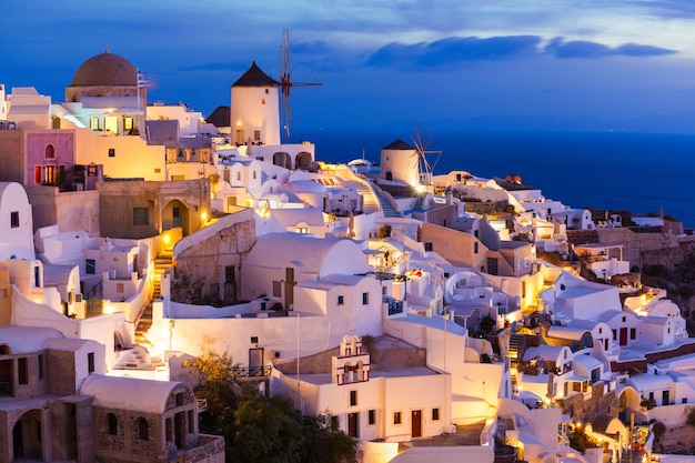 Windmolens op het eiland Santorini in de Cycladen, Griekenland bij zonsondergang