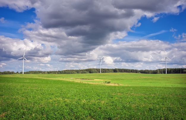 Windmolens op het groene veld. omgevingswind