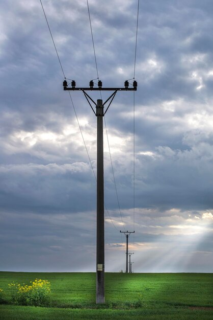 Foto windmolens op het veld tegen de lucht