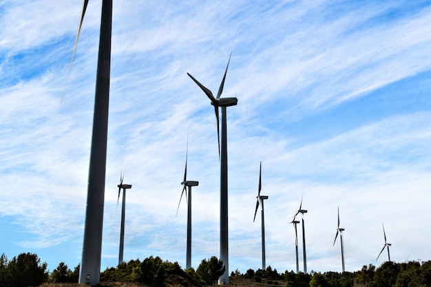 Windmolens produceren elektrische energie. Hernieuwbaar windpark, alternatieven.