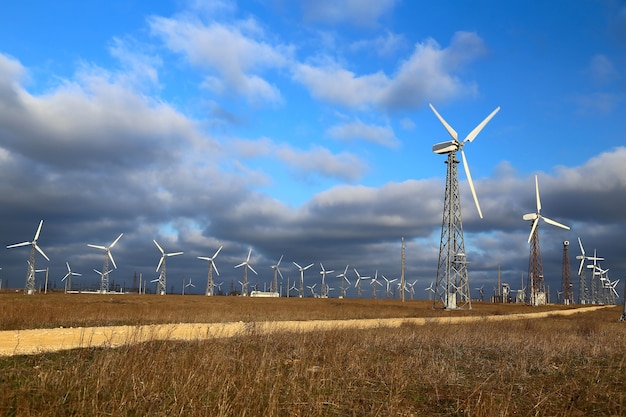 Windmolens tijdens heldere zomerdag