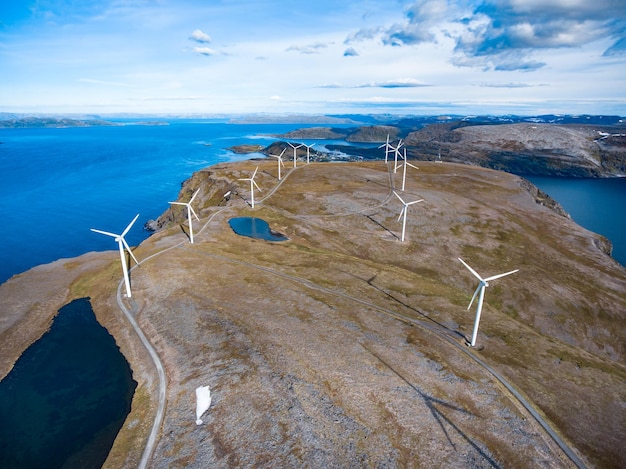 Windmolens voor de opwekking van elektriciteit. Arctic View, Havoysund, Noord-Noorwegen luchtfotografie.