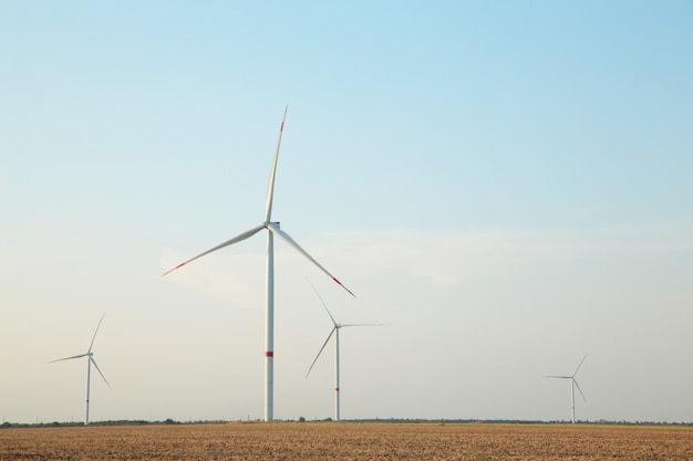 Windmolens voor elektriciteitsproductie op een zonnige dag. Bovenaanzicht