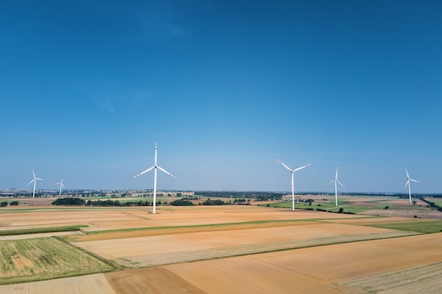 Windmolenturbine in het veld op zomerdag roterende windgenerator