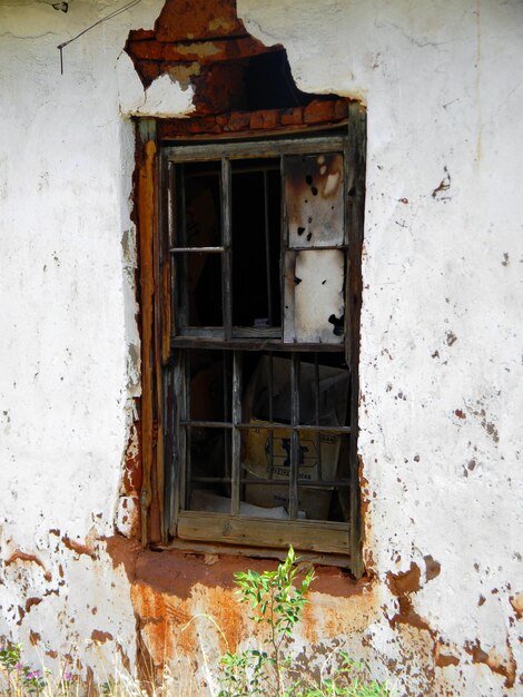 Foto finestra di una casa abbandonata