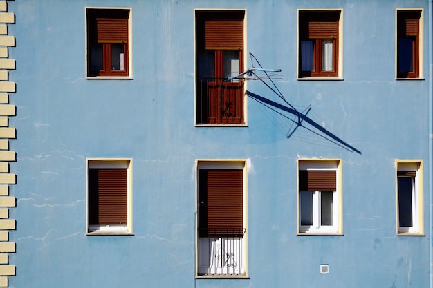 окно на синий фасад дома, архитектура в городе Бильбао, Испания