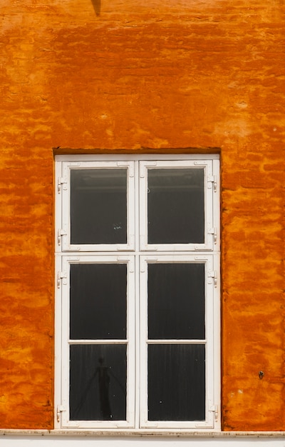 Окно на красочном фасаде