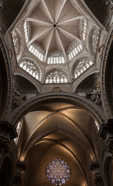 Окно детали интерьера готического католического собора