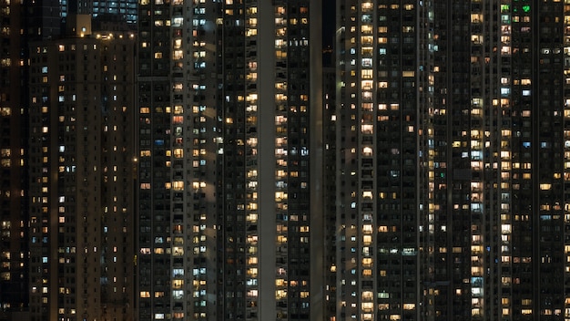 夜間の高層マンションの窓灯