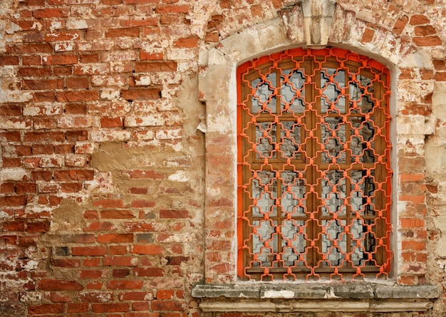 Foto finestra in un vecchio muro di mattoni