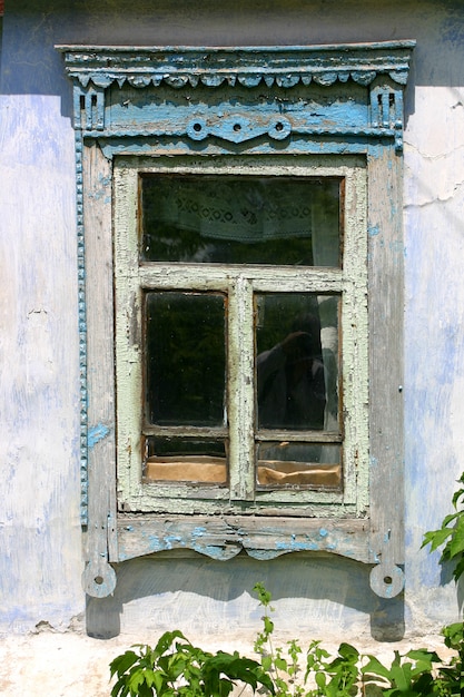 Foto finestra di una vecchia casa.