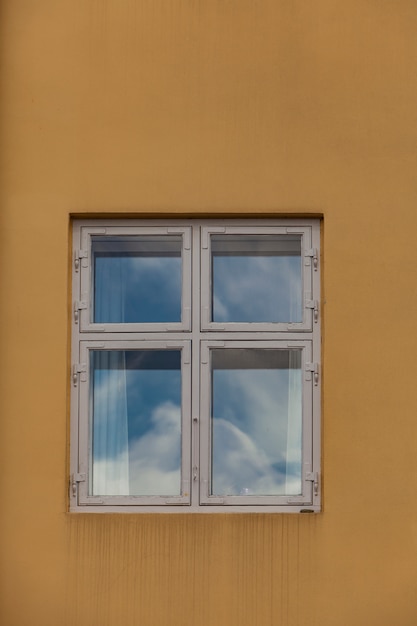 Фото Окно на красочном фасаде