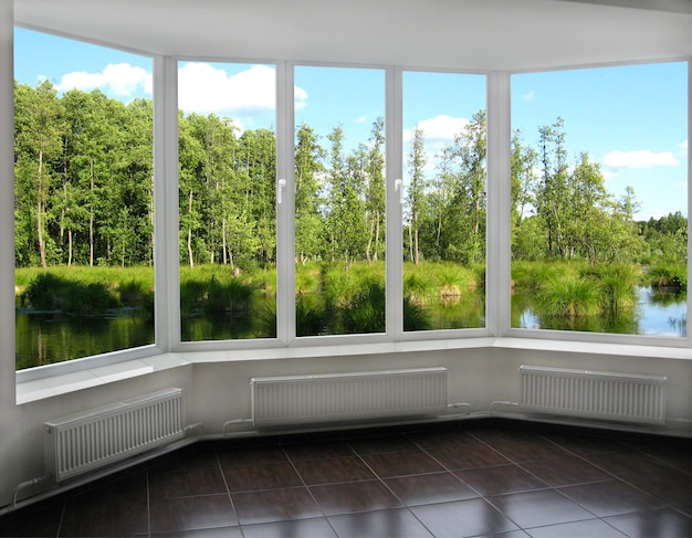 Фото Окно с видом на пейзаж с летним лесным озером