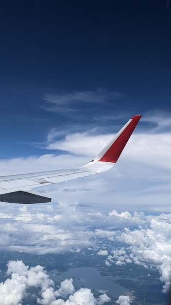 写真 世界への窓 飛行機の雲の上からの眺め