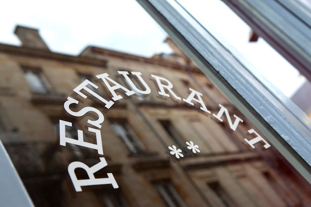 市内の典型的なフランス料理店の窓